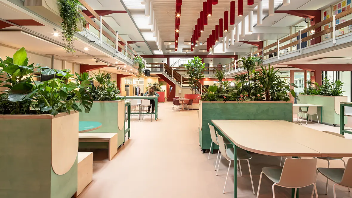 Vituscollege met Forbo modul'up loslegvloer over bestaande vloer gelegd in de aula